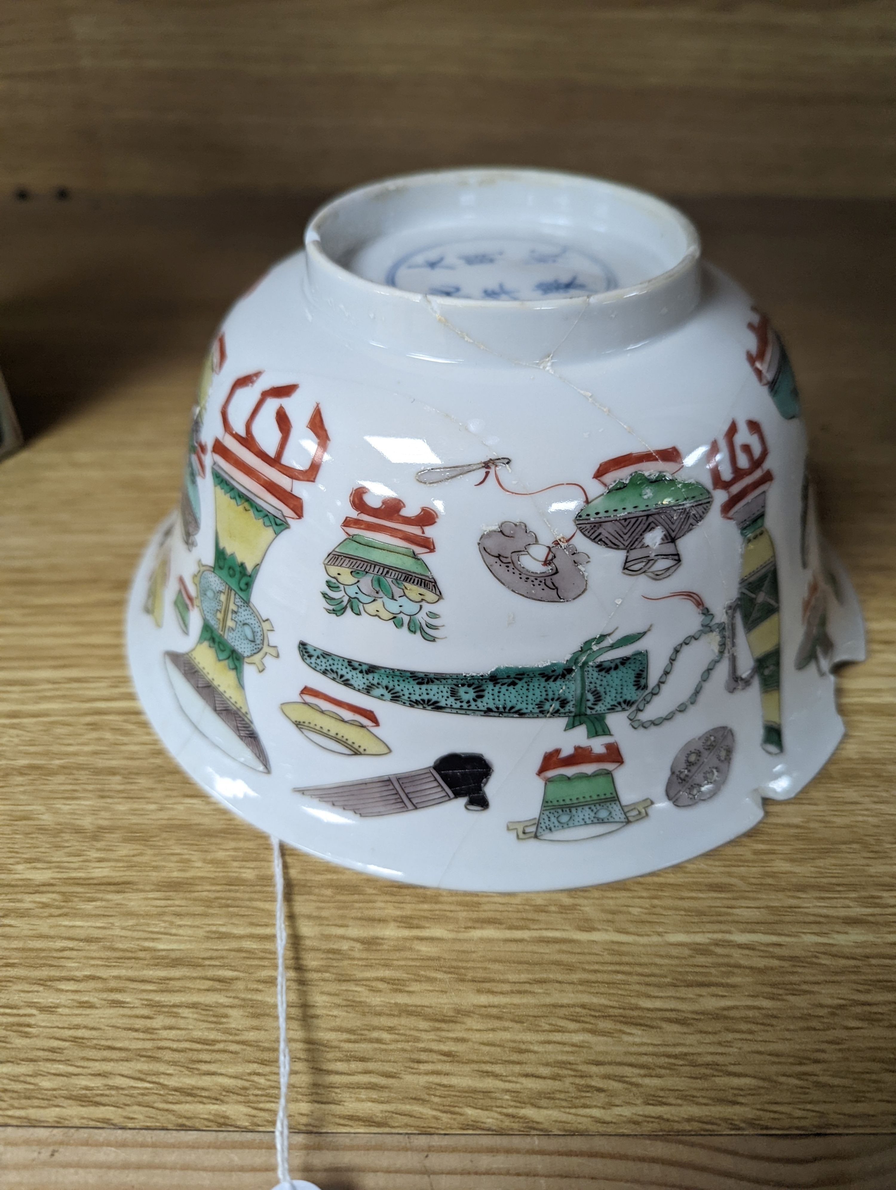 A Kangxi famille verte bowl, 20cm (a.f.) and a Chinese Dowager Empress-pattern pillow with dragons